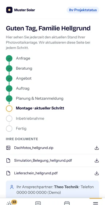 Kunden-Statusseite auf dem Handy mit Demo-Daten: Projektschritte von Anfrage bis Fertig, aktueller Schritt Montage, darunter Dokumente zum Herunterladen und der Ansprechpartner.